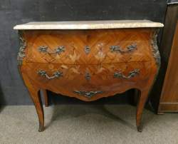 Meuble : Commode galbée de style Louis XV en placage de bois de rose estampillé CL 20eS