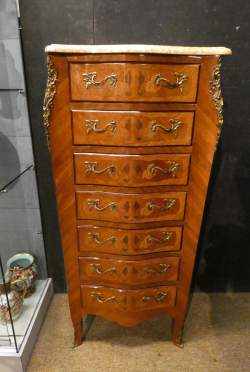 Meuble : Semainier en bois de style Louis XV estampillé MARQUANT P. décor de marqueterie appliques en bronze dessus marbre