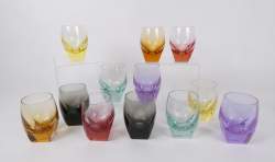 Verrerie : Suite de 12 verres à wisky en cristal coloré signé MOSER (3 micros éclats)