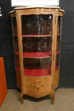 Meuble : Vitrine galbée de style Louis XV