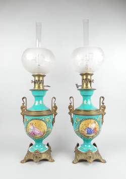 Luminaire : Paire de lampes à pétrole en porcelaine et bronze (1 boule acc) décor peint d'une scène antique