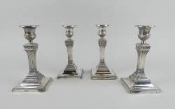 Argenterie : Suite de 4 bougeoirs en argent lesté (usure) poinçons anglais