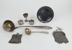 Argenterie : (8) Lot d'objets en argent + 2 bourses en partie en argent