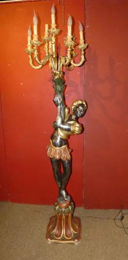 Luminaire : Porte torche Nubien en bois sculpté et stuc doré et peint électrifié (pt ecl)