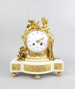 Horlogerie : Pendule en marbre et bronze doré - jeune femme à l'antique et Cupidon - mouvement rond C.H PARIS 20eS