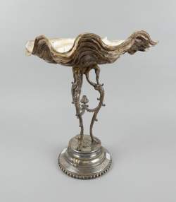 Argenterie : Bénitier formé par un coquillage (bénitier EU ONLY) croix gravées sur support en métal argenté