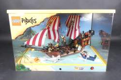 Jouet : Rare vitrine LEGO de magasin (fonctionnelle , rayures) présente le set Vintage Pirates ref 6243 circa 2008