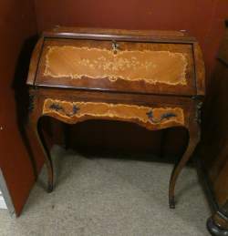Meuble : Secretaire à pente en marqueterie de style Louis XV