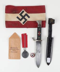 Militaria : poignard de la Hitlerische Jugend 1er modèle (acc lame) , brassard , insigne , médaille (4pcs nazies)