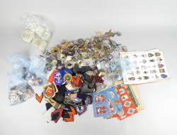 Militaria : Epaulettes / insignes divers et écussons