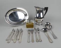 Argenterie : CHRISTOFLE en métal argenté : Cruche manche ébène + salière poivrière bouchon en argent + 12 couverts SPATOURS + plat