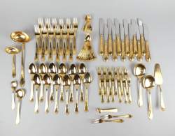 Argenterie : Ménagère en métal doré marqué SBS Solingen 12 couverts (60pcs) + 6 cuillères à moka + 10 couverts à servir