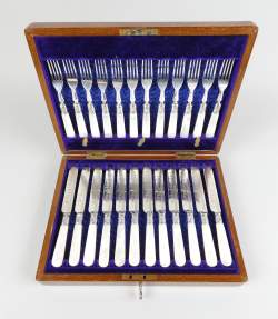 Argenterie : 24 couverts à dessert en métal argenté décor gravé et manche en nacre