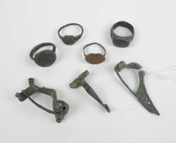 Objets de fouille en bronze patiné probable période mérovingienne comprenant : 4 bagues et 3 fibules (7pces)
