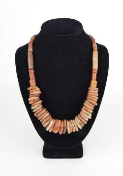 Bijou ethnique : Collier très ancien de perles probablement en partie en corail EU ONLY