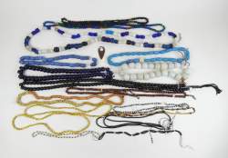 Bijou ethnique : lot important de colliers dont certains en perles de Bohème anciennes