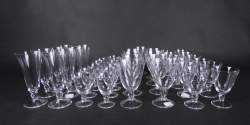Verrerie : Partie de service de verres en cristal signé Daum France modèle Orval