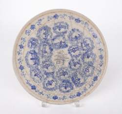 Asiatique : Assiette en faïence Corée dynastie Chison (1392 , 1910) décor camaïeu bleu - chauves-souris -