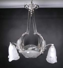 Luminaire : Lustre Art Déco en verre moulé maté monture en métal chromé signé Maison Gilles Paris