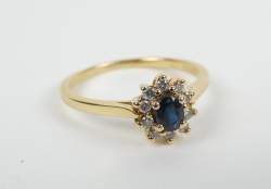 Bijou : Bague en or jaune 18K sertie d'un saphir ovale entouré de diamants