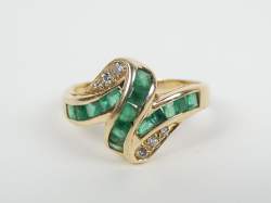 Bijou : Bague en or jaune 18K sertie d'émeraudes (acc) et de diamants