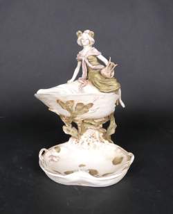 Céramique : Royal Dux en porcelaine Art Nouveau décor d'une femme assise sur un coquillage H : 25 , 5cm