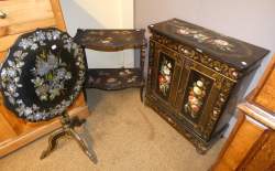 Meuble : (3pcs) Dressoir en bois laqué (acc) décor peint rehauts d'or incr. de nacre + guéridon tilt top décor de nacre + desserte à double plateau NAP III incr. nacre