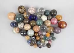 Collection : Lot de sphères en pierre dont septaria , jaspe , sodalite , .Diam : de 7cm à 2 , 5cm (52pcs)