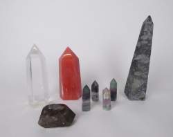 Collection : Lot de minéraux taillés en pointes quartz/ cristal de roche , quartz fumé , fluorite , sodalite et cristal rouge? H : de 24 à 6cm (écl) (8pcs)