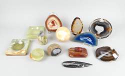 Collection : Agate dont vide - poche et tranches (7) onyx vide - poche , boite (écl) et briquet de table (4) sphère en calcite jaune? (1) fossile orthoceras (1) (13pcs)