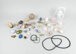 Collection : Lot de minéraux/pierres polies et brutes dont géode , oeil de tigre , quartz rose , sélénite gravée + 2colliers et 1bracelet (37pcs)