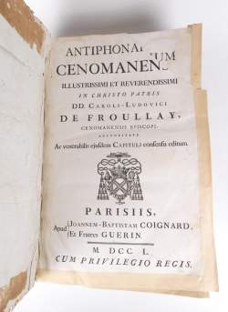 Livre: Important Antiphonaire Cenomanense Grand in-Folio (usure, trous de vers,