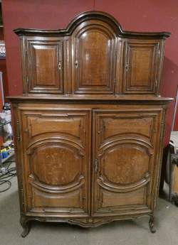 Meuble de sacristie en chêne avec dessous pantalonnière et dessus tabernacle 18e