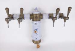 Objet: Pompe à bière en cuivre et faience décor de fleurs 4 robinets H:52x79cm