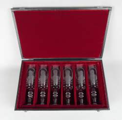 Verrerie: Coffret de 6 Mazagran cristal gravé (1 fendu) fond en velours rouge H