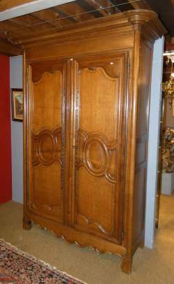 Meuble: Armoire / garde-robe en chêne de style Louis XV fin 18eS H:250x180x68cm