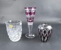 Verrerie : cristal taillé Val Saint Lambert (3pcs) : 1 Coupe de mariage sur pied + 1 vase bicolore + 1 vase transparent