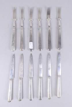 Argenterie : Suite de 12 couverts à fruit lames et dents en argent manche argent ou argent fourré d'un seul tenant