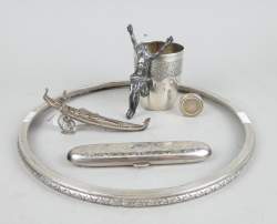 Argenterie : Lot d'argent dont : timbale , Christ en croix , gondole.