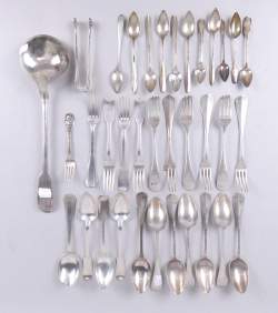 Argenterie : couverts en argent certains avec poinçons dont : Louche , cuillères , fourchettes , pince à sucre...