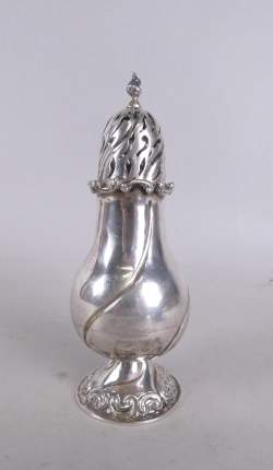 Argenterie : Saupoudroir en argent 833 (bosse) poinçon hollandais de 1814 à 1953 probablement de l'orfèvre Frans BRUGSMA