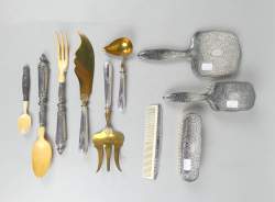 Argenterie : (10pcs) Nécessaire de coiffure poinçon 835 et couverts de service en argent fourré