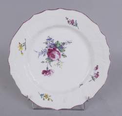 Céramique : Assiette en porcelaine polychrome de Tournai à bord chantourné à décor de fleurs