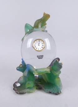 Verrerie : Rare Horloge de Bureau signé DAUM modèle aux grenouilles en cristal incolore Horloge piètement à 3 grenouilles en pâte de verre