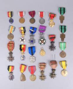Collection : Important lot de médailles belges (+/ - 23pcs) dont : ordre de Leopold , WWII , croix de guerre