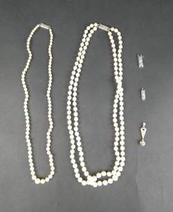 Bijou: 2 colliers de perles de culture avec fermoir en or 18K + 2fermoirs en or