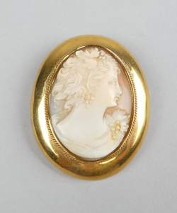 Bijou: Broche en or jaune 18K sertie d'un camée sur coquille -Profil de jeune fe