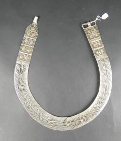 Bijou ethnique: Ceinture articulée en partie en argent avec incrustations d'imit