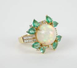 Bijou: Bague en or jaune 18K sertie d'une opale d'env. 7cts, d'émeraudes pour en
