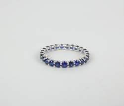 Bijou: Bague en or blanc 18K sertie de 25 saphirs pour env. 1,40cts P: 1,4g TDD:
